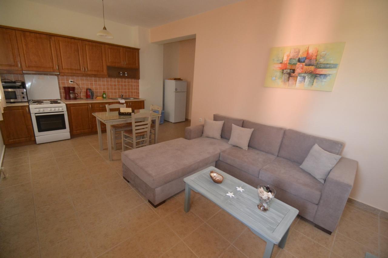 Harvest Moon Apartments Lixouri Bagian luar foto