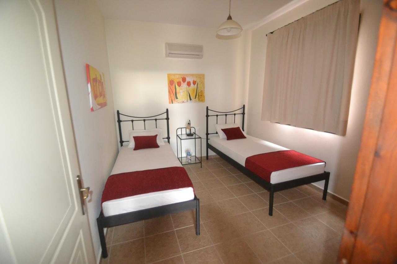 Harvest Moon Apartments Lixouri Bagian luar foto