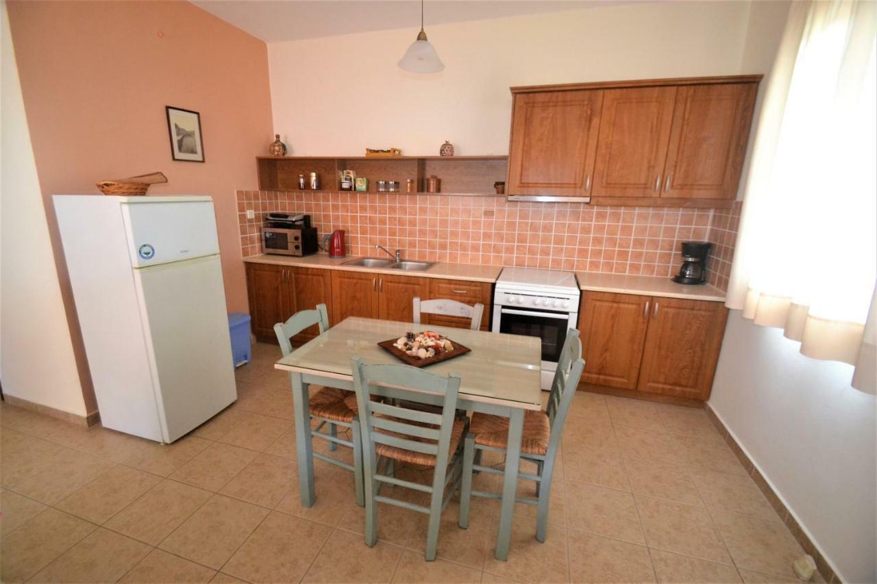 Harvest Moon Apartments Lixouri Bagian luar foto