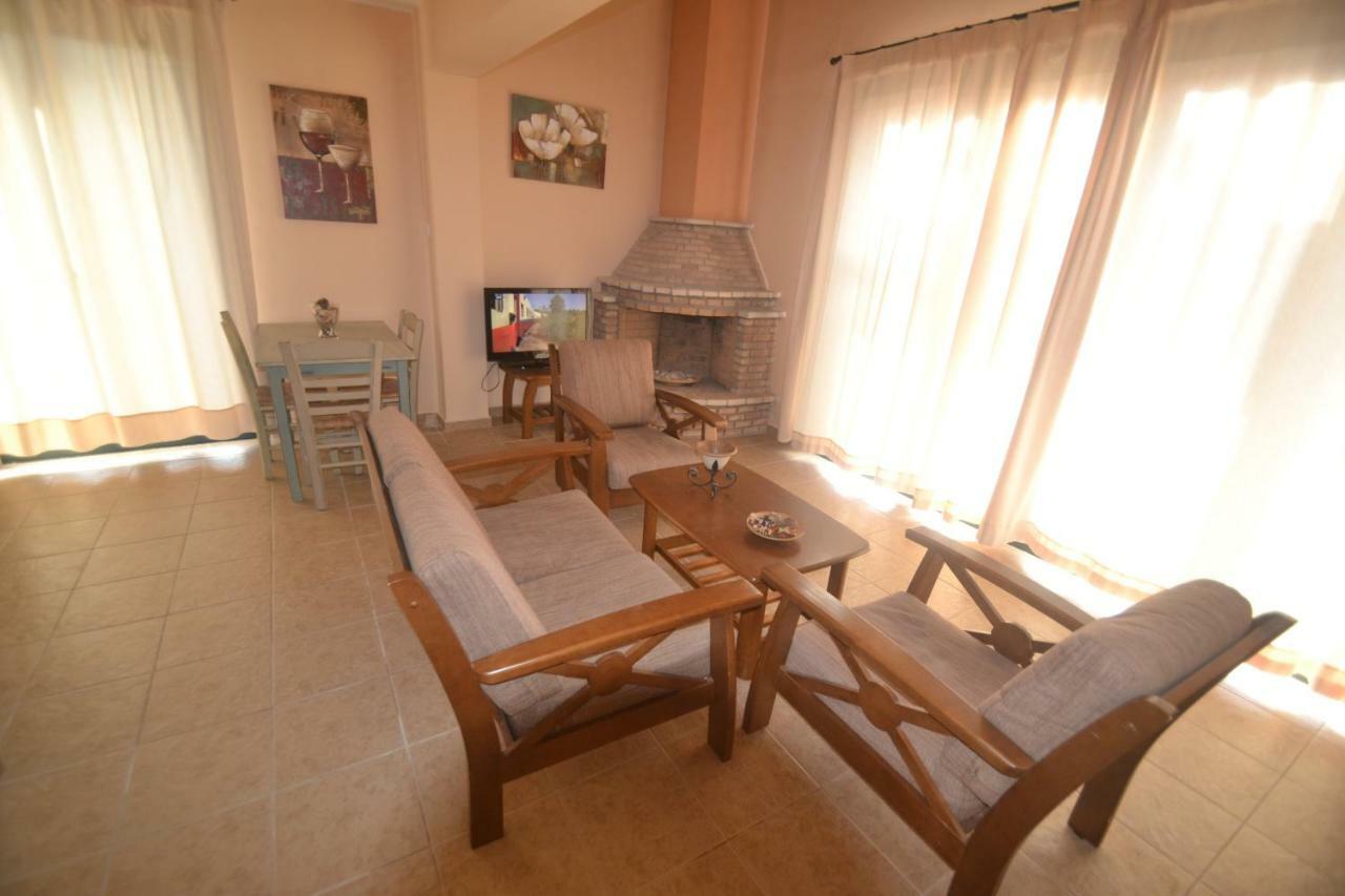 Harvest Moon Apartments Lixouri Bagian luar foto