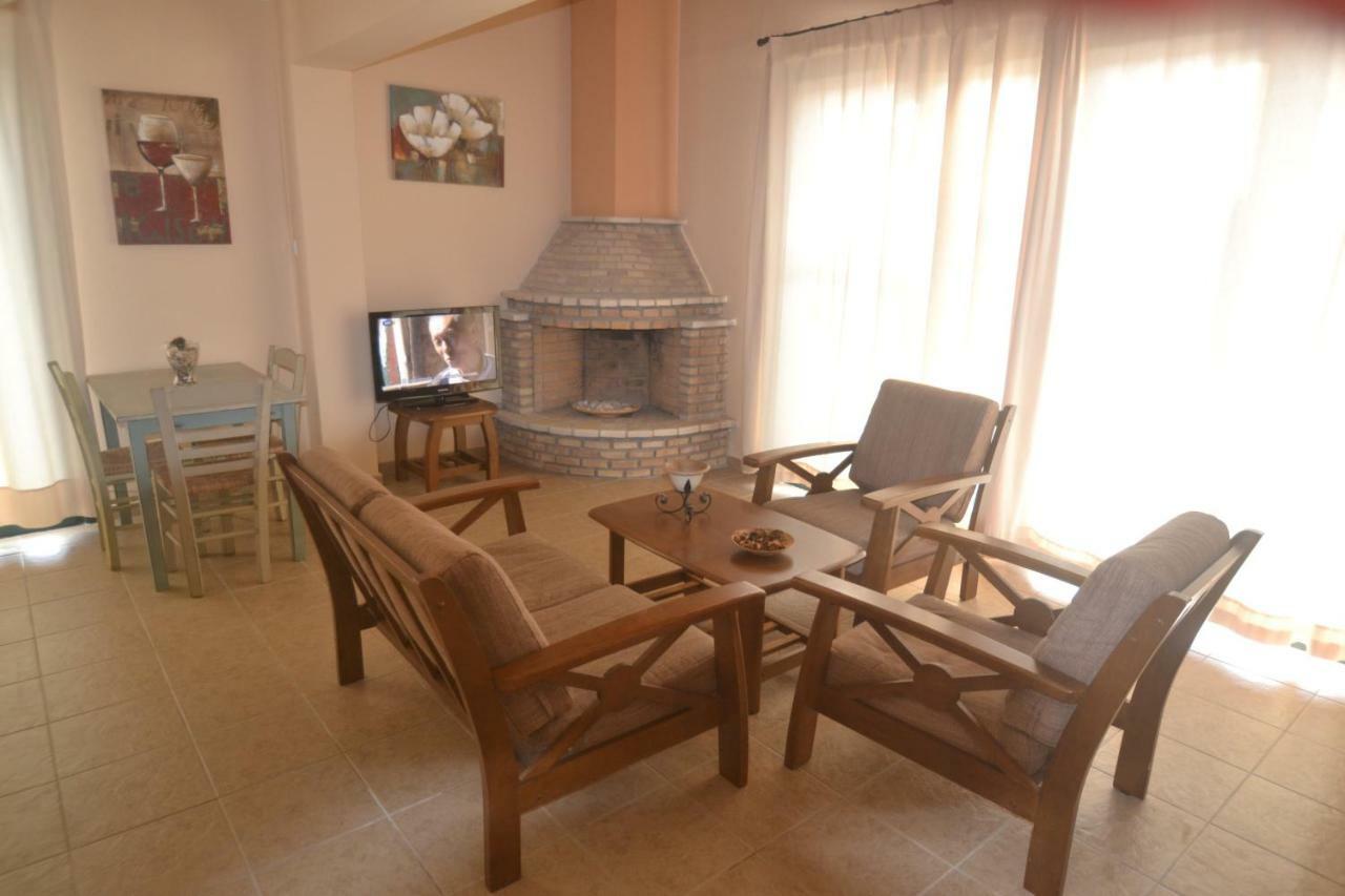 Harvest Moon Apartments Lixouri Bagian luar foto